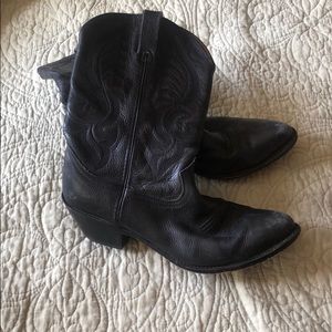 Black leather cowgirl boots